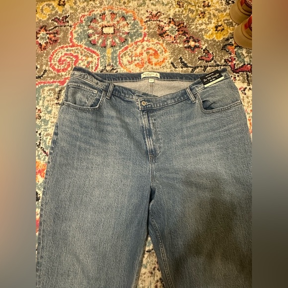 Abercrombie, ultra high rise, 90’s straight jean, 35/20 regular, curve love - Picture 2 of 3